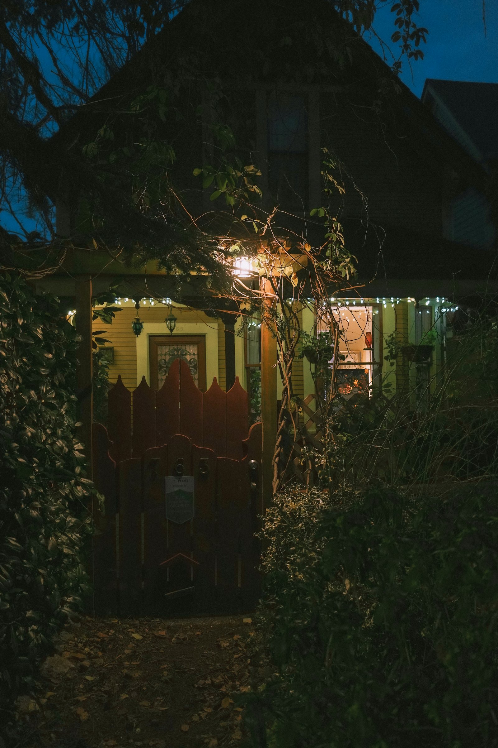 Fertiggestellter Garten an einem Haus in der Abenddämmerung