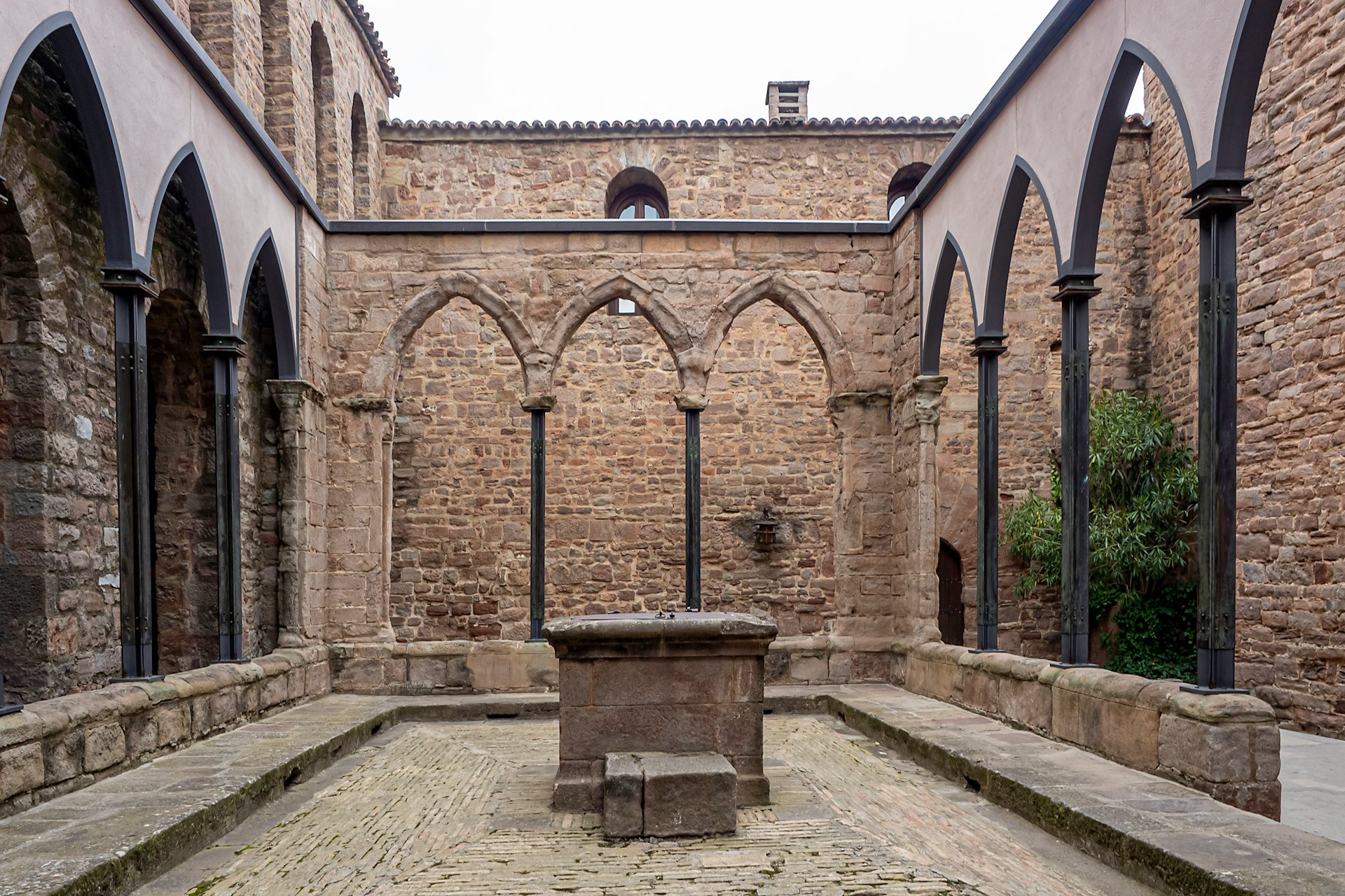 Frisch gepflästerter Naturstein-Hof vor einem Haus in der Region Freiburg