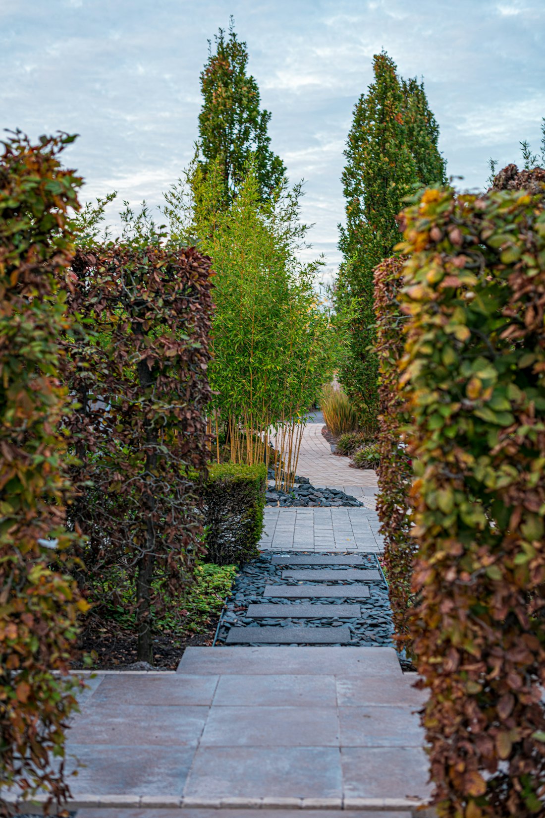 Formaler Gartenweg mit hohen Hecken und ruhigen Linien