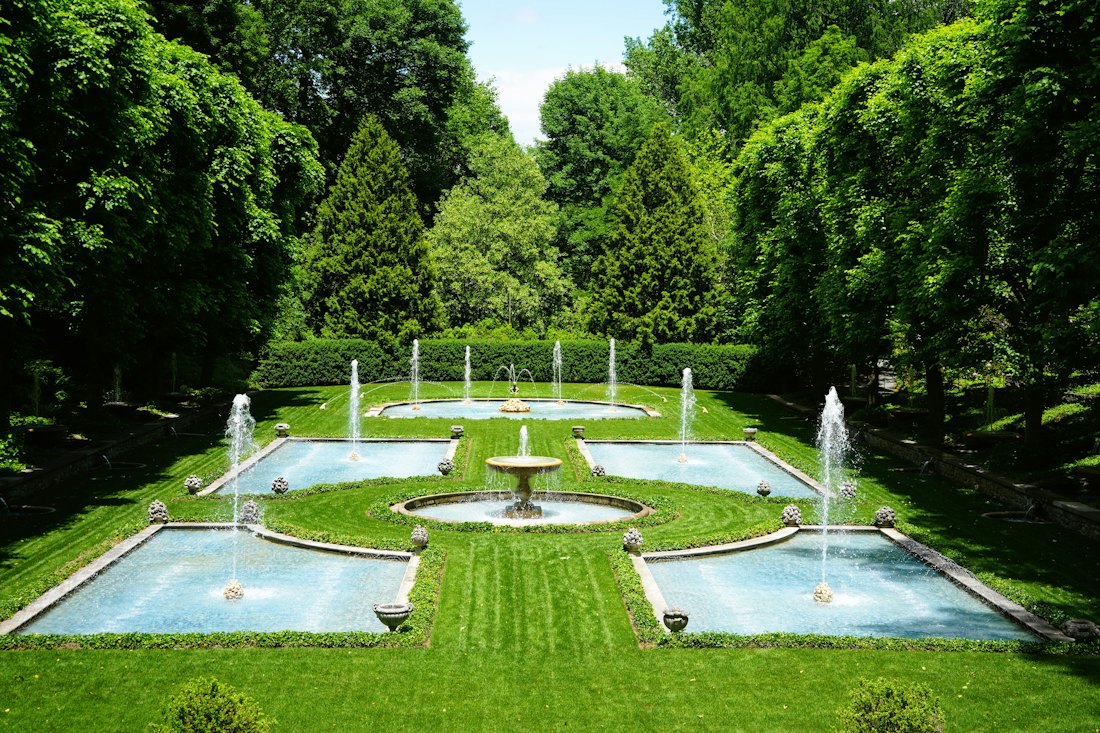 Brunnen in einer grünen Gartenanlage