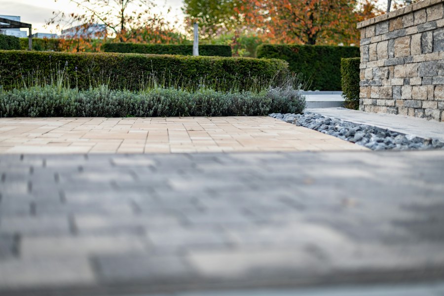 Moderner Gartenweg aus Naturstein mit geschnittenen Hecken