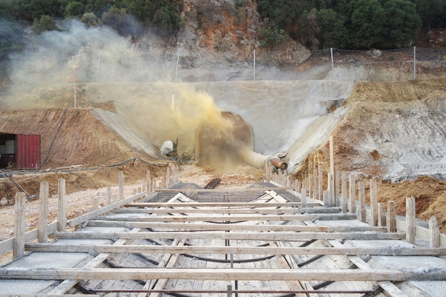 Bau einer Leitung mit Rohren auf einer Baustelle