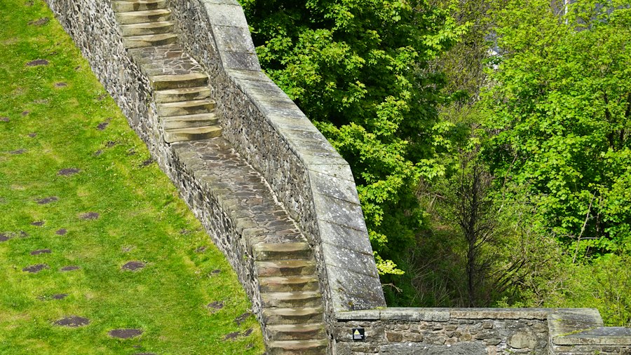 Massive Natursteintreppe, präzise in eine Böschung gesetzt