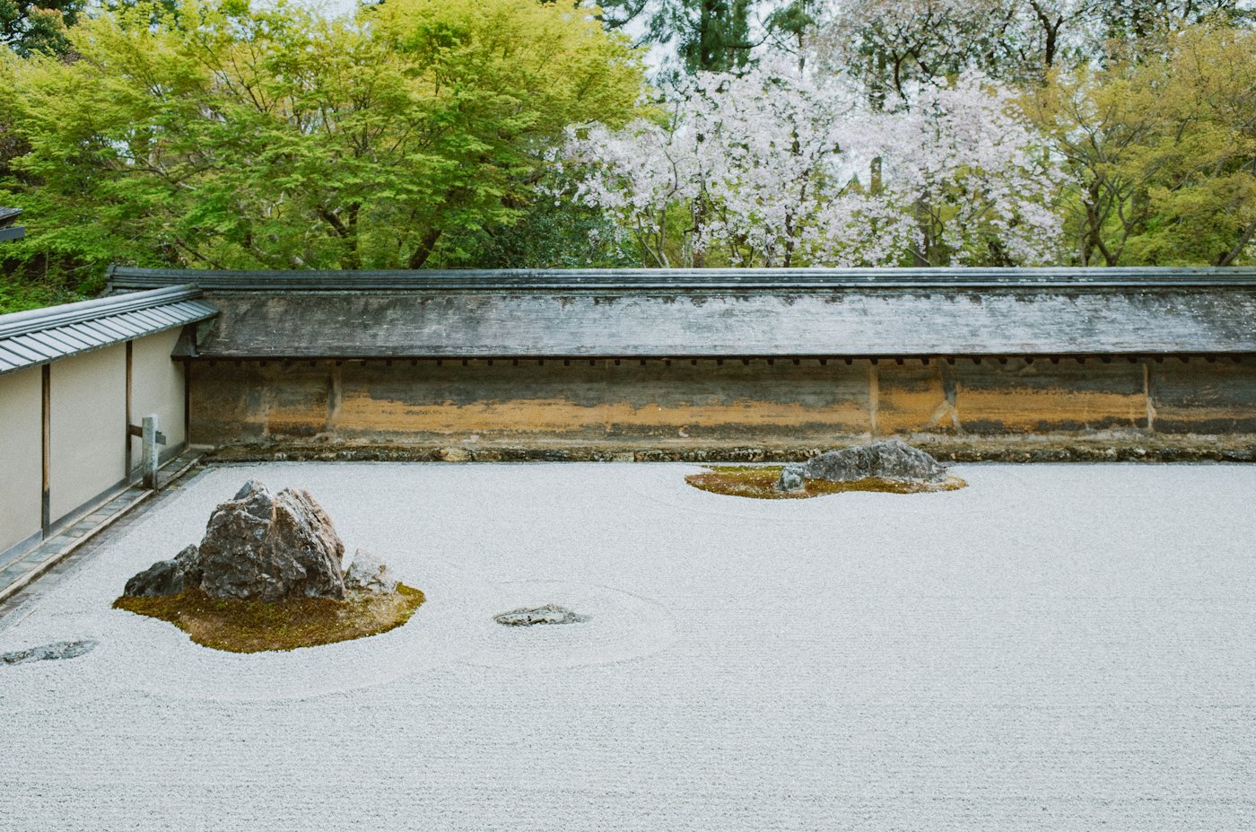 Zen-Garten mit geharktem Kies und ruhigen Steininseln